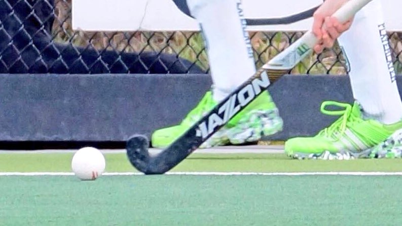 vicv01's tweet photo. On pitch 1 time 12h30 @HCRotterdamJB1 v. @zwartwitjb1 going for 3 points ! @MazonHockeyEURO @mazonhockey #teammazon https://t.co/EwNVkYyspM