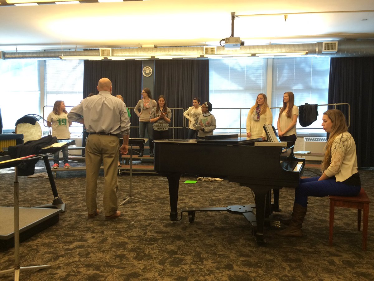 OFHSsings's tweet image. Clinic @ Vandercook this morning, with director Robert Sinclair. Learned the difference between cho(i)r and chor(us)