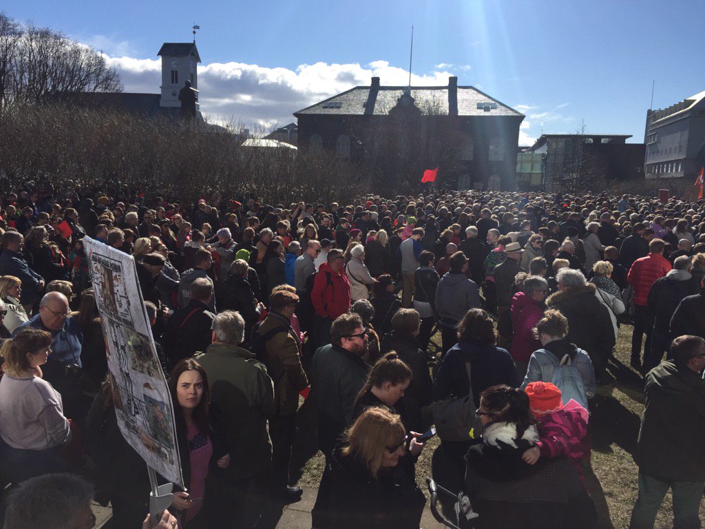 Massive protest in Iceland despite PM resignation. Ppl want immediate election after revelations in #panamapapers