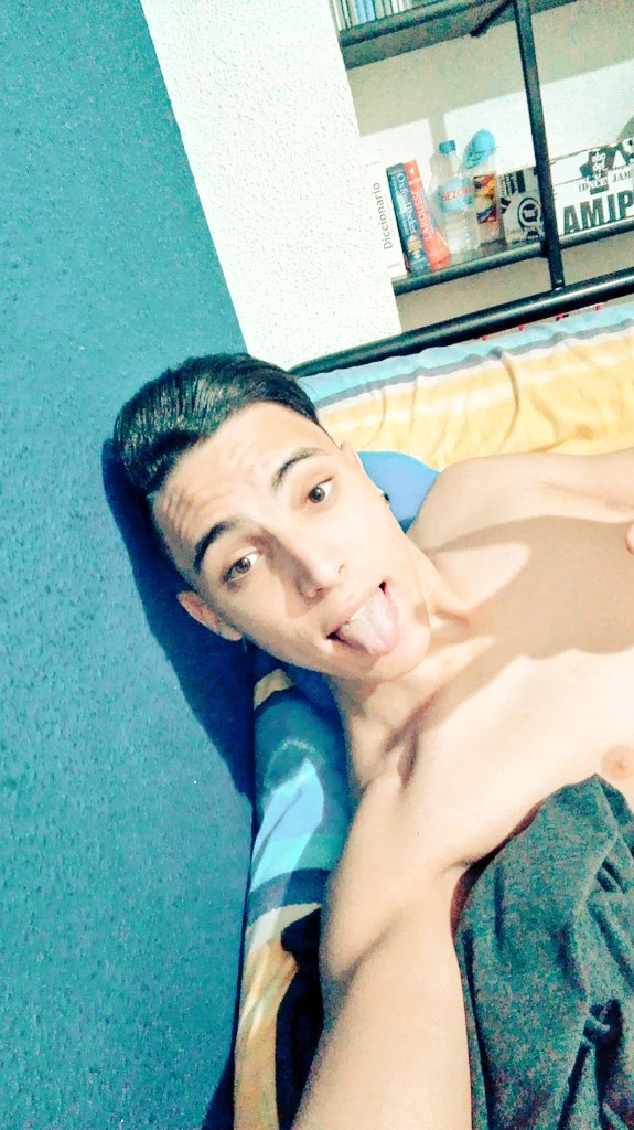 AdrianGG1706's tweet photo. Si tu marido no te. Quiere quiere, mejor tudale banda... porque esta nochesi se bebe bebe beyby https://t.co/wHts3GHHqn