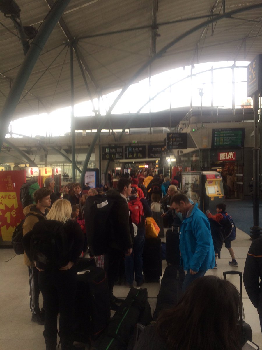 jameshouseman's tweet photo. @Eurostar nice one - stood in the worlds longest queue. Thanks #yourerubbish #flyingnexttime https://t.co/U12LTfx03h