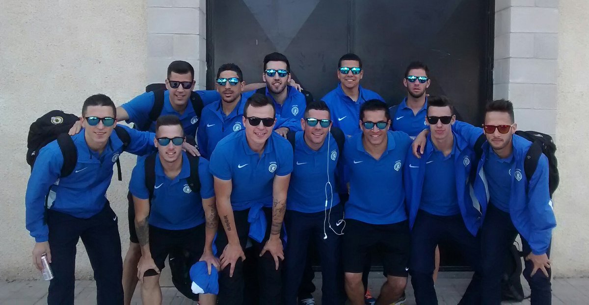 Ya están los jugadores en el pabellón, ¡todos equipados con las <a href="/CockerCompany/">COCKER COMPANY</a>! #MachoHSV