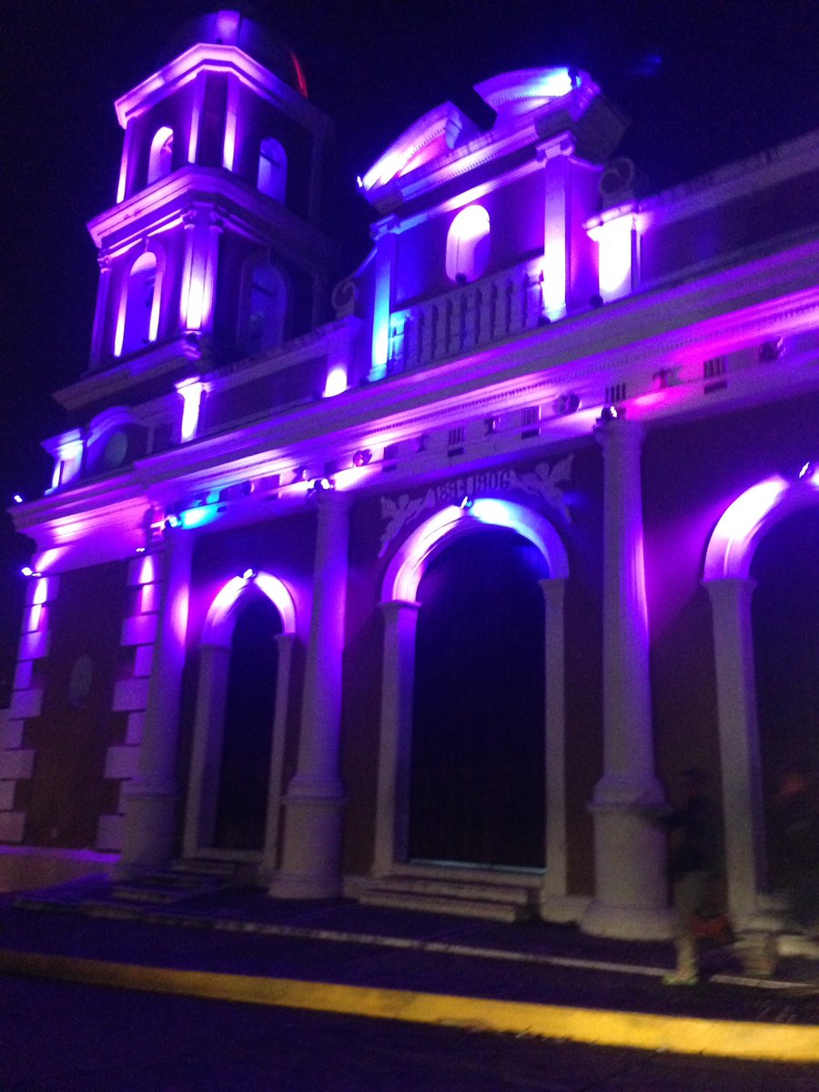 La Iglesia de Milla al igual que la Plaza de Milla ofrece un lugar muy pintoresco en las noches Merideñas