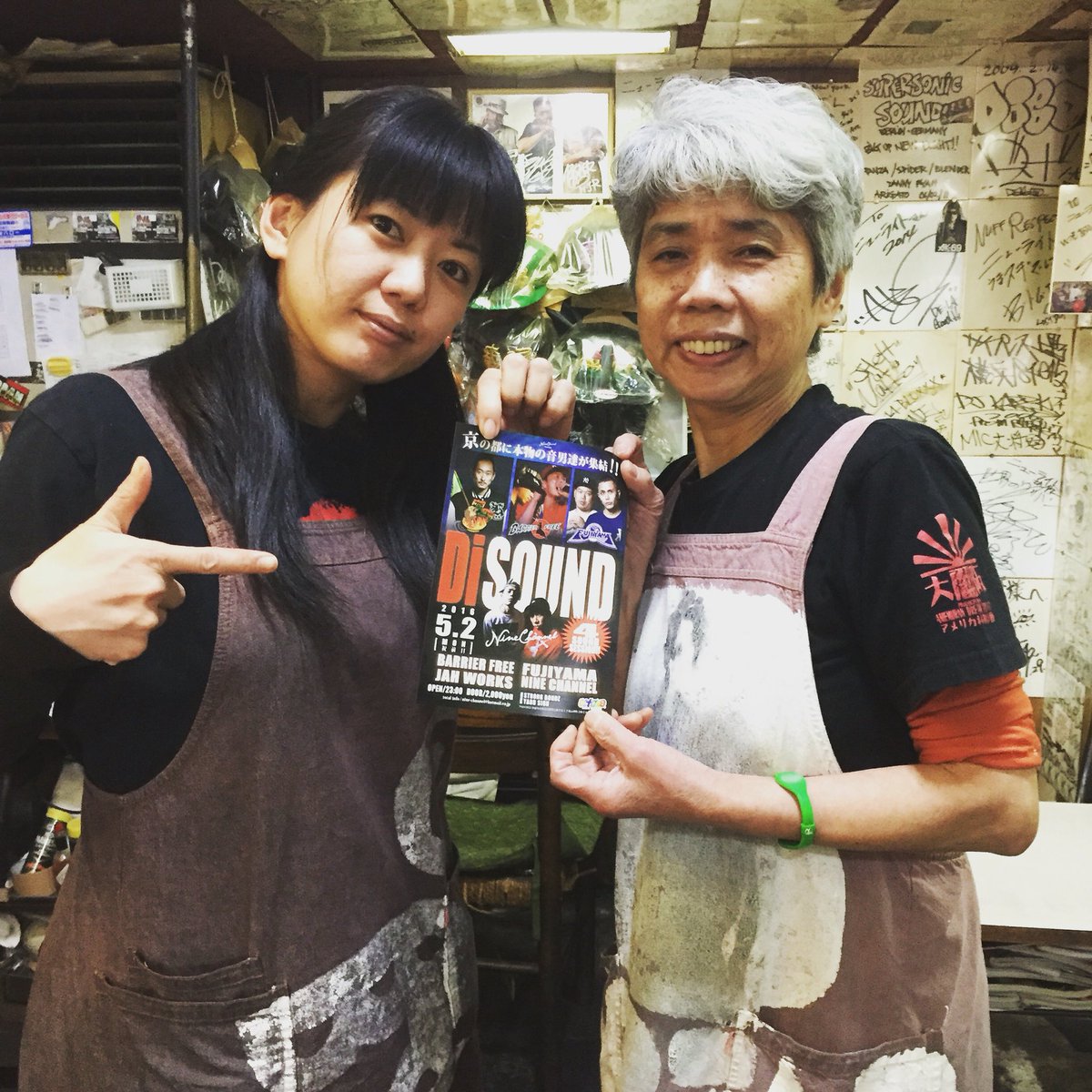 NINE_CHANNEL's tweet photo. ストリートプロモーションっ！ニューライト！！
@asami0831 ちゃん&amp;お母さんありがとうございます♪
#DiSOUND #ninechanel #barrierfree #fujiyama #jahworks https://t.co/RDBRqS4QBs
