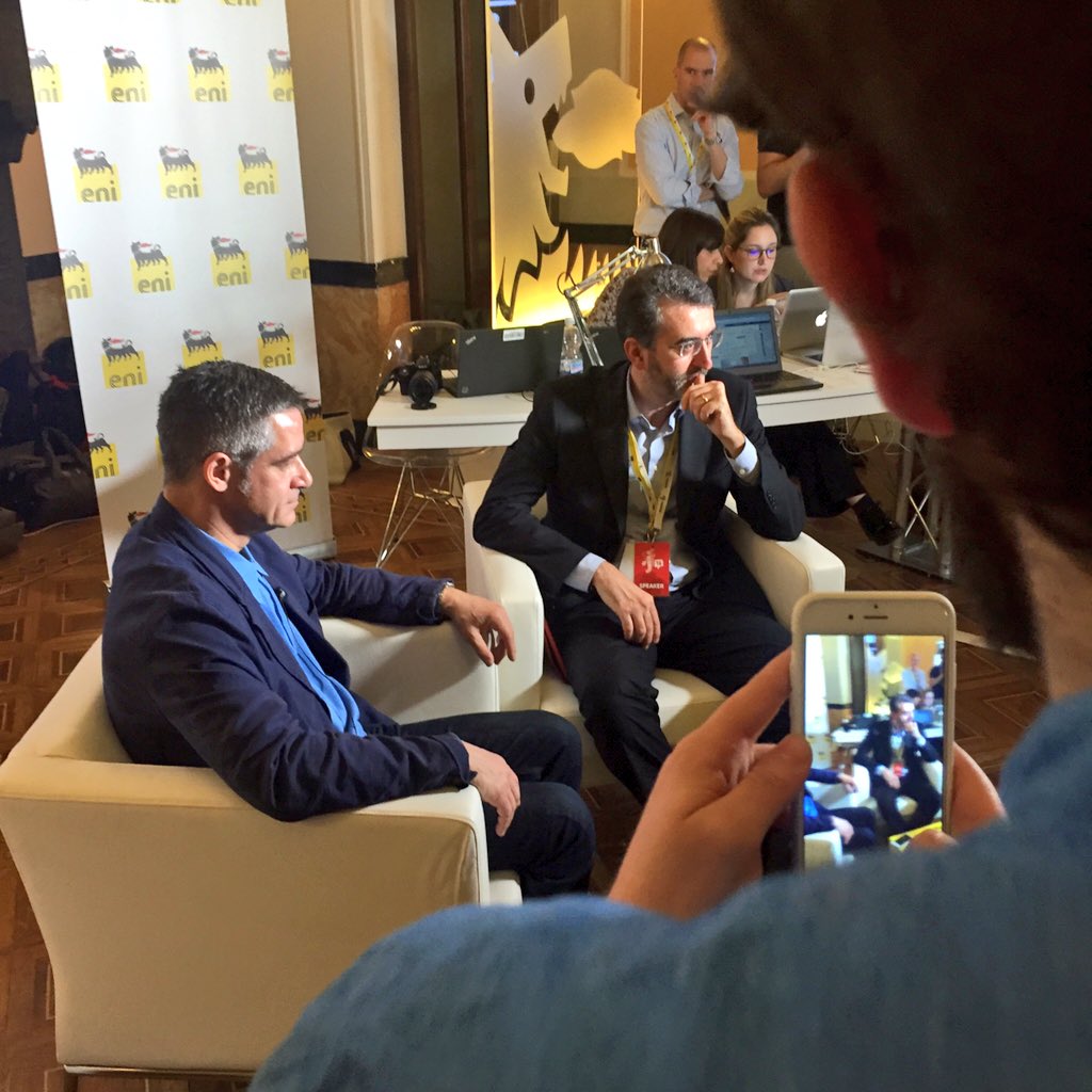 SlackerV's tweet image. #backstage #energytelling: @CharlieBeckett e @marcobardazzi dalla newsroom @eni all'#ijf16 #energytelling