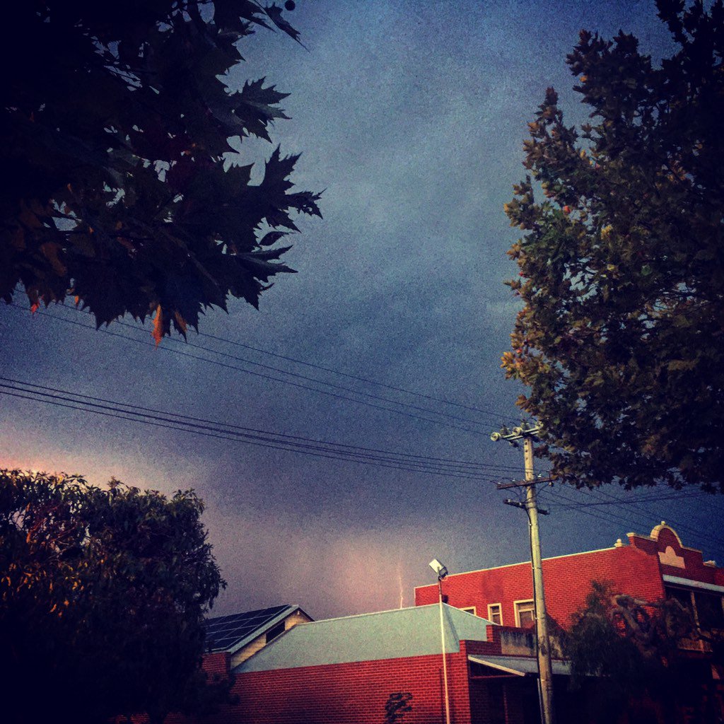 AustinImages's tweet photo. Thunderstorm brewing over Guildford. #WA #AustinImages #Austin #Perth #Storm #Thunder #ThunderStorm #Weather #Autumn https://t.co/qFDI4DaCjm