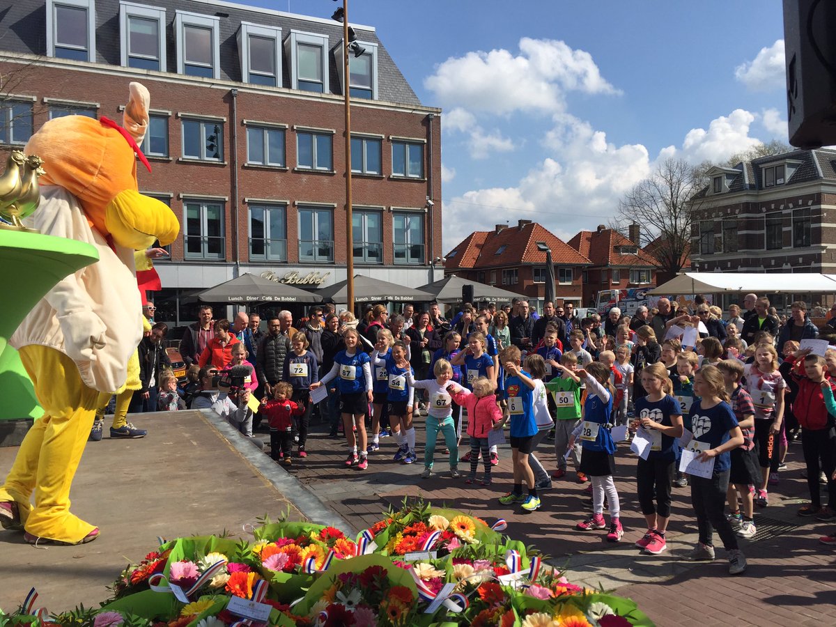 KippenRenBveld's tweet photo. De warming-up van de Barnies #Kuikenloop is aan de gang! Straks de start voor de kids 6 t/m 9 jaar! Moedig ze aan! https://t.co/ryo6Jzl9Ps