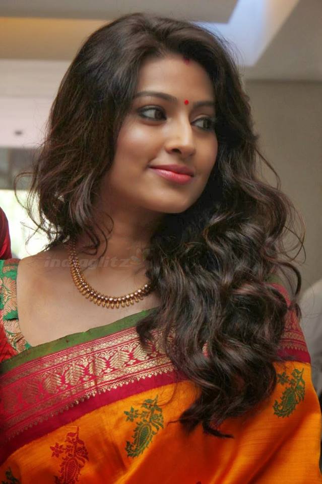 raagadotcom's tweet photo. Which song reminds you of the ever beautiful #Sneha?? https://t.co/ad6eq7nMx8