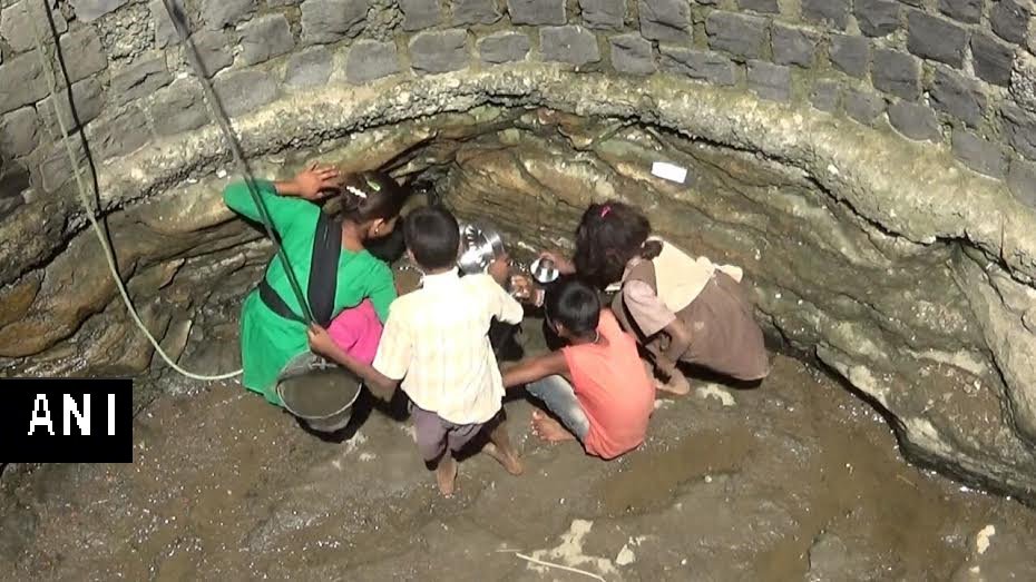 ANI's tweet photo. MP:Children risk lives in a village in Dindori while climbing down an almost dried up well to get the remaning water https://t.co/U6jnzG3nam