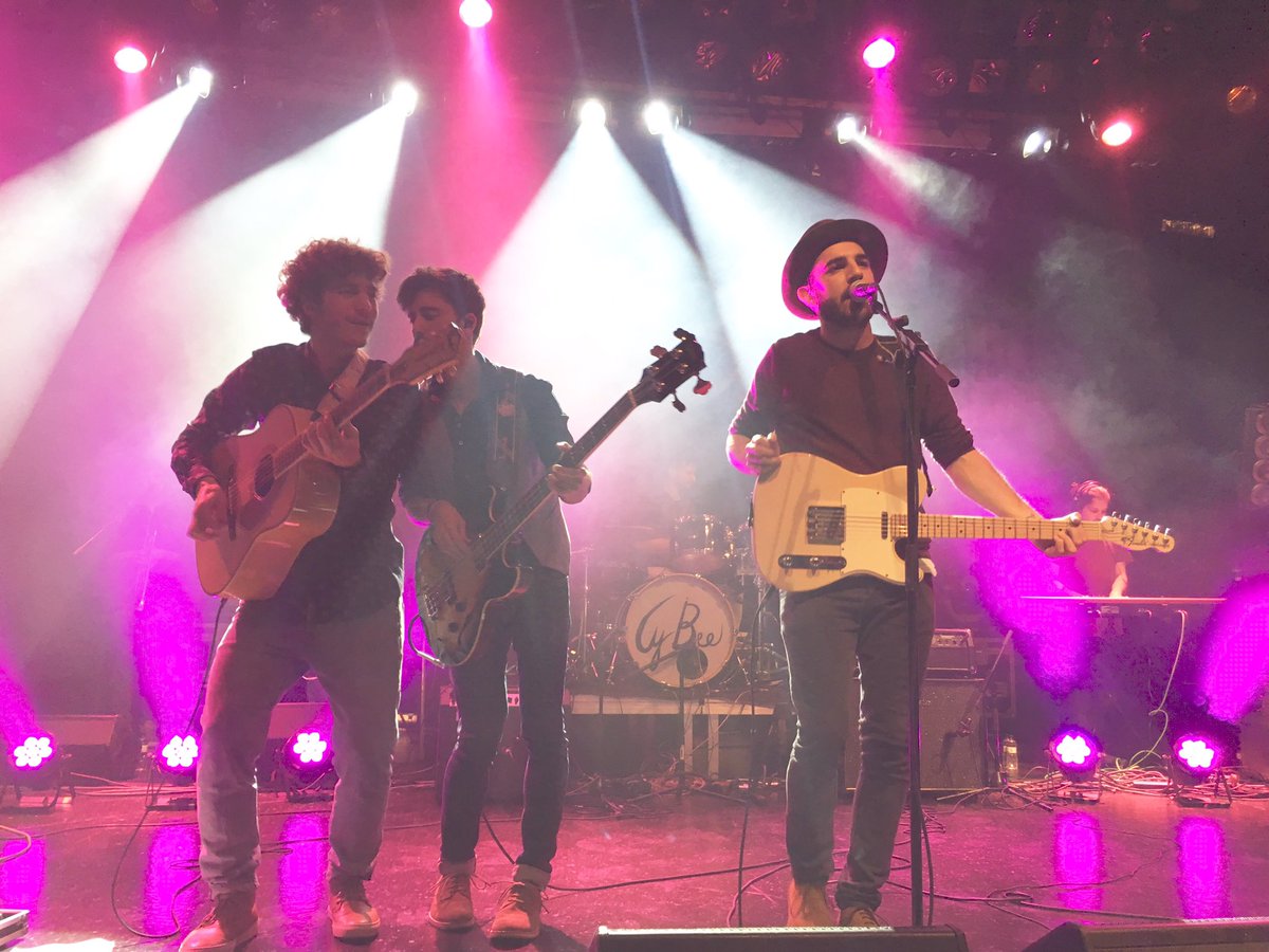 mariona24's tweet photo. @CyBee_Music @crisverdaguer @Hachi1D sala luz de gas, increible! https://t.co/WU7kDC7Wap