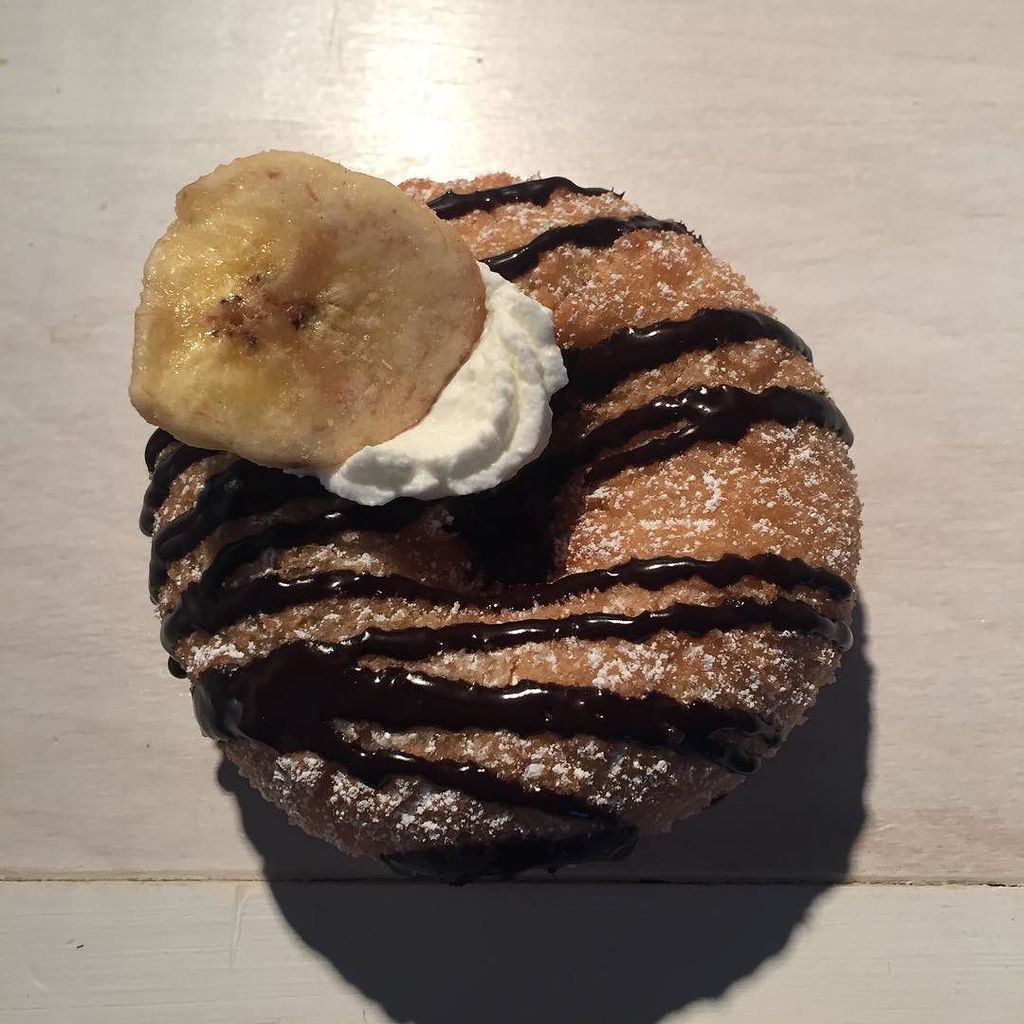 PropagandaDonut's tweet photo. Banana Cream Pie. Also today Honey Nut Cheerio &amp; Chai Cinnamon w/ Pecans #gourmetdoughnuts #doughnuts #gourmetdonut… https://t.co/7608NDOJID