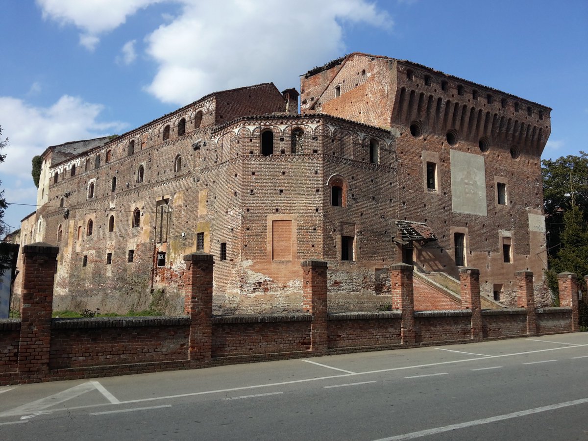 ScalateMania's tweet photo. #CastellazzoNovarese - Rocca dei Caccia (sec. XV - XVII) @Igers_novara https://t.co/I8COFI6YlL
