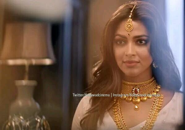 KollywoodCinima's tweet photo. #Ilayathalapathy #Vijay &amp; #Amalapaul Cute Pair in #JosAlukkas Ad Shoot 

@actorvijay @Amala_ams Looks Cute Image 03 https://t.co/jYiRG8QE03
