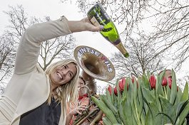 Estavana Polman doopt tulp in Keukenhof! #estavanapolman #tulpdoop #keukenhof