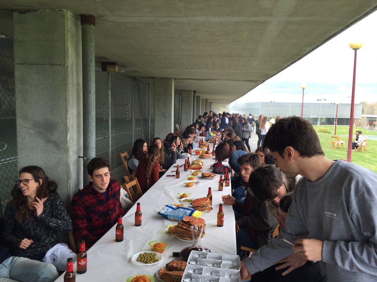 HoldOnWinston's tweet photo. Primero comemos, luego tocamos... #prioridades #calçotadaUNAV #HoldOnWinston https://t.co/o6XlxlNQ2m
