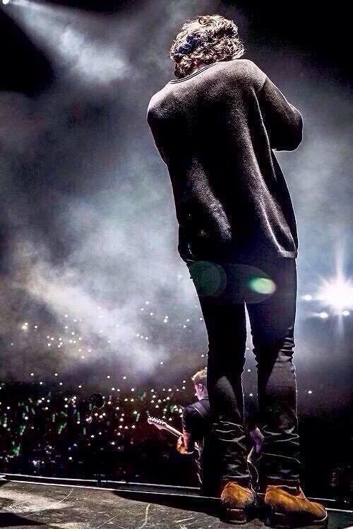 haroldreactions's tweet photo. Harry on Twitter vs Harry in real life https://t.co/YmkCSpdCN0