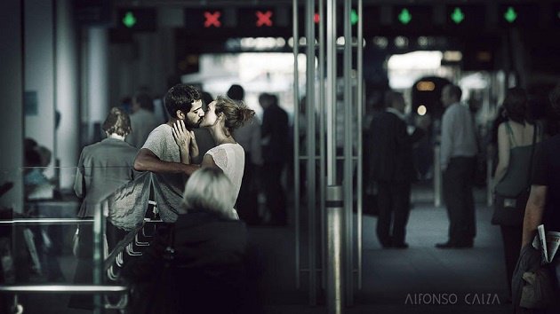 CNTravelerSpain's tweet photo. Se busca pareja de enamorados, protagonistas de un instante robado en #Londres  #kissmevlc https://t.co/KHIvgWaTKP https://t.co/wHS06JaTgZ