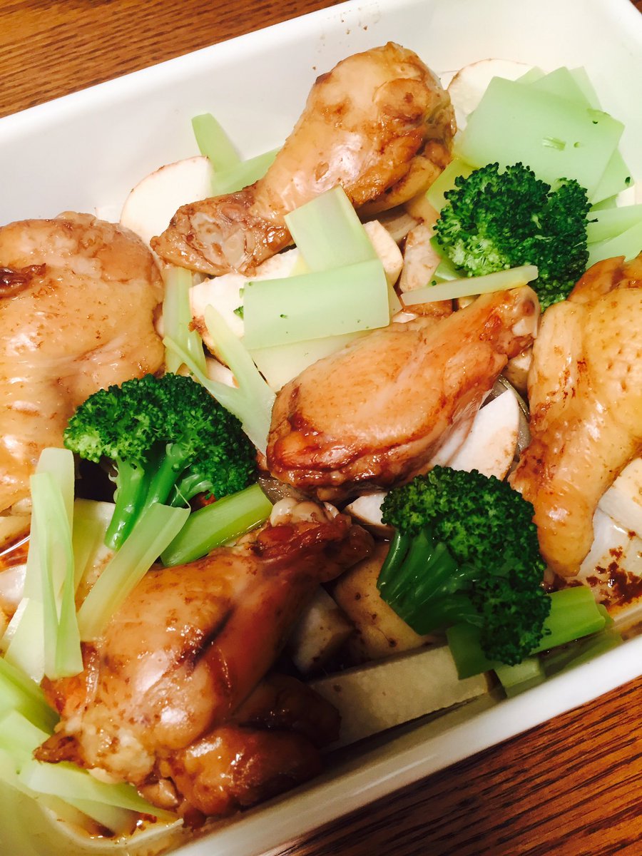 ある子 復職に向けて週末作り置き 平日消化の練習中 無印のホーロー保存容器に野菜を切って入れておく 手羽元をバルサミコ酢と醤油のタレに漬けて冷凍しておく 朝に肉を冷蔵庫に移して解凍 帰宅後 肉を野菜の容器に入れてオーブン焼きに