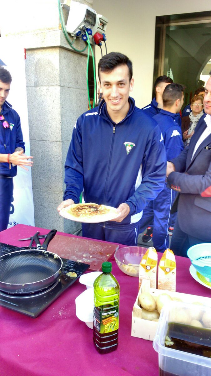 cfvillanovense's tweet photo. Nuestros jugadores participan en el Show Cooking del Día de la Tortilla @aytovvaserena 

#TortillaVvaSerena16 https://t.co/8ybg9t9wWZ