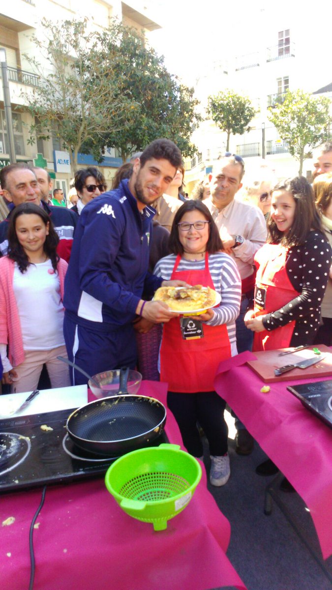 cfvillanovense's tweet photo. Nuestros jugadores participan en el Show Cooking del Día de la Tortilla @aytovvaserena 

#TortillaVvaSerena16 https://t.co/8ybg9t9wWZ