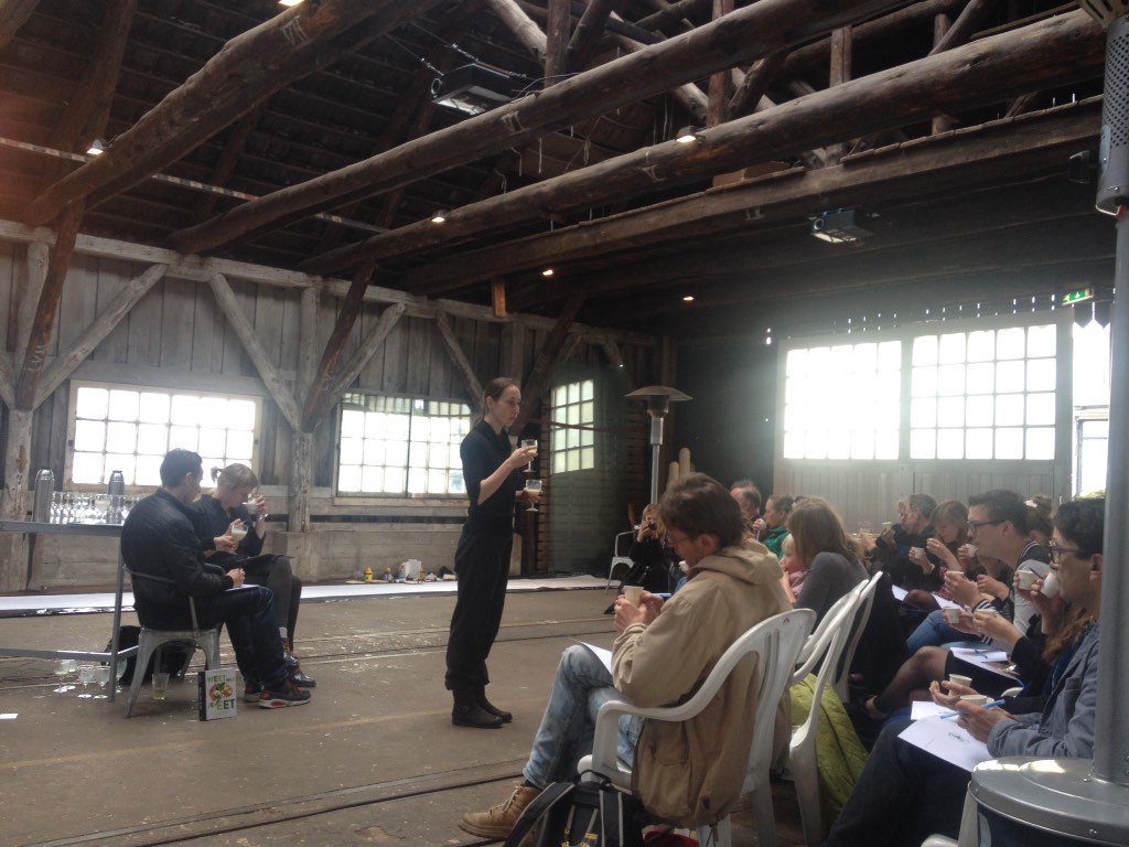 buro_v's tweet photo. Angelina Deck proeft samen met publiek de melken @deMelkSalon @Melkwegen https://t.co/N8rOSBqc96