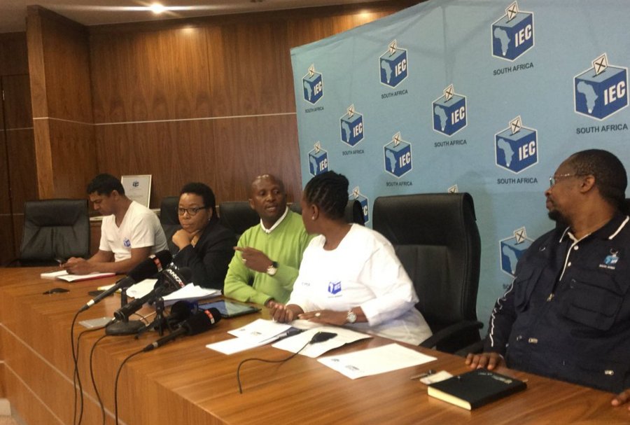 JacaNewswatch's tweet photo. #Elections2016 IEC Chair Mosotho Moepya briefing the media. #Register2016 https://t.co/gGiWVOg2Gm