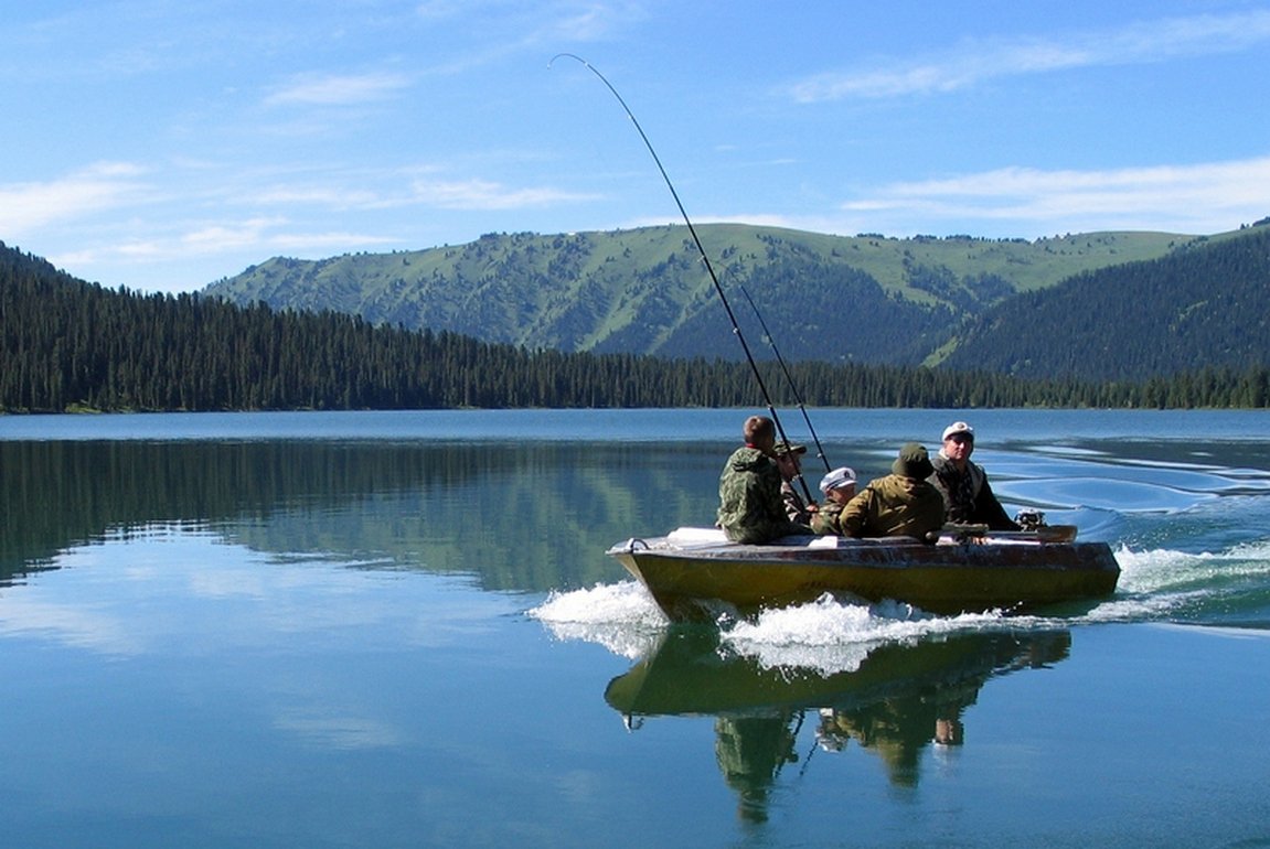 На реке на озере работал. Рыбалка на Телецком озере. Телецкое озеро горный Алтай рыбалка. Рыбы Телецкого озера. Катунь рыбалка.