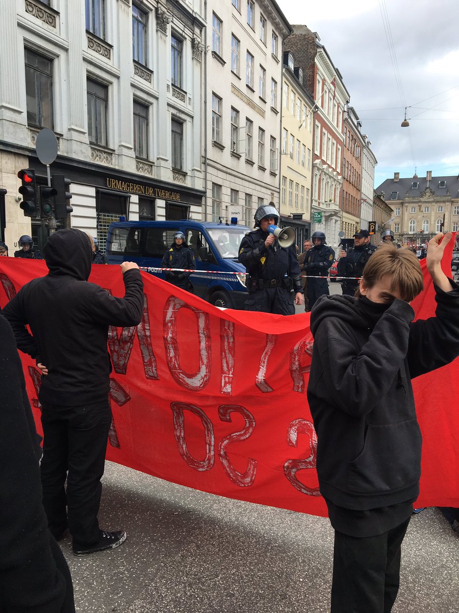 estherkellz's tweet photo. De truer med at flytte med magt #STOPPEGIDA @pegida_no https://t.co/lItwiHVCRa