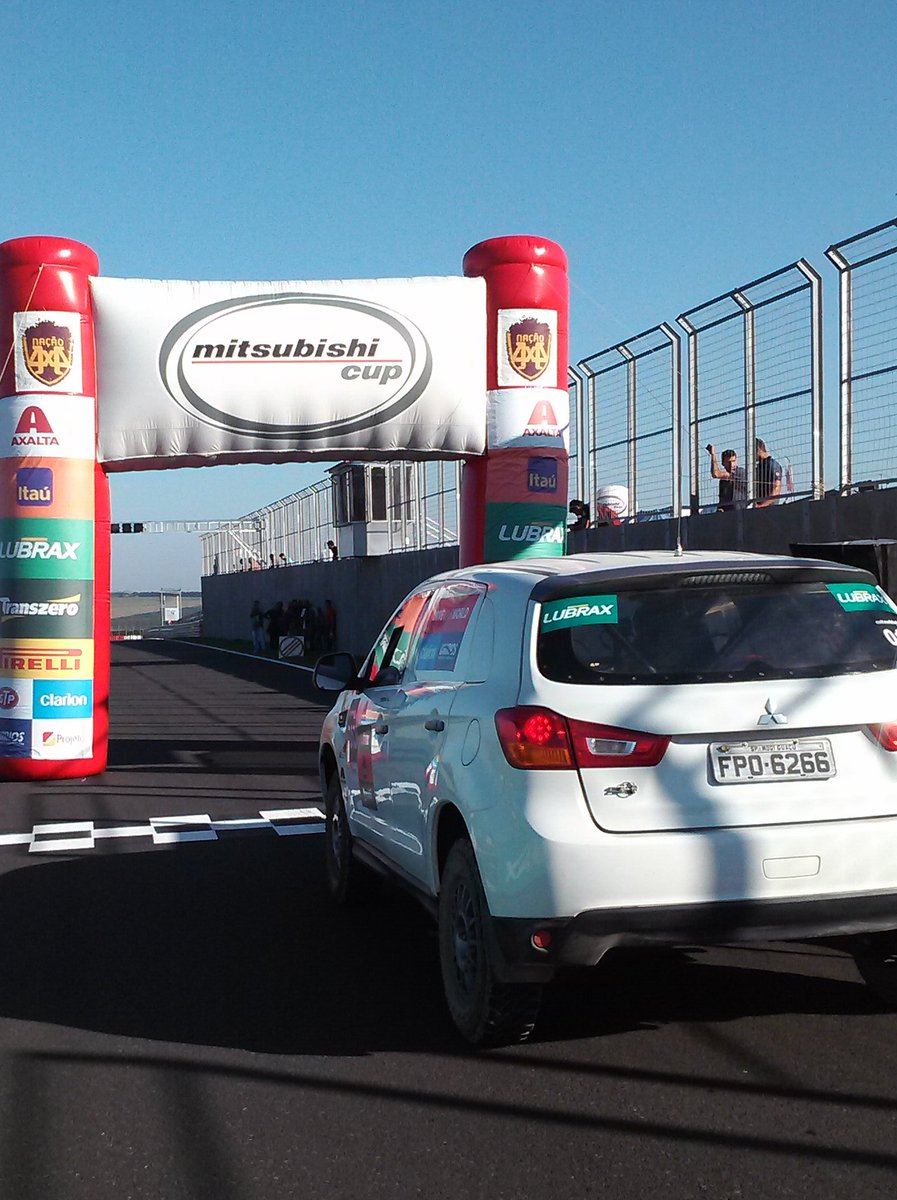 nacaomitsubishi's tweet photo. Dia lindo no Velo Città! Os carros da #MitCup começam a prova na pista do autódromo! #ASX https://t.co/CJeRbR2yNM
