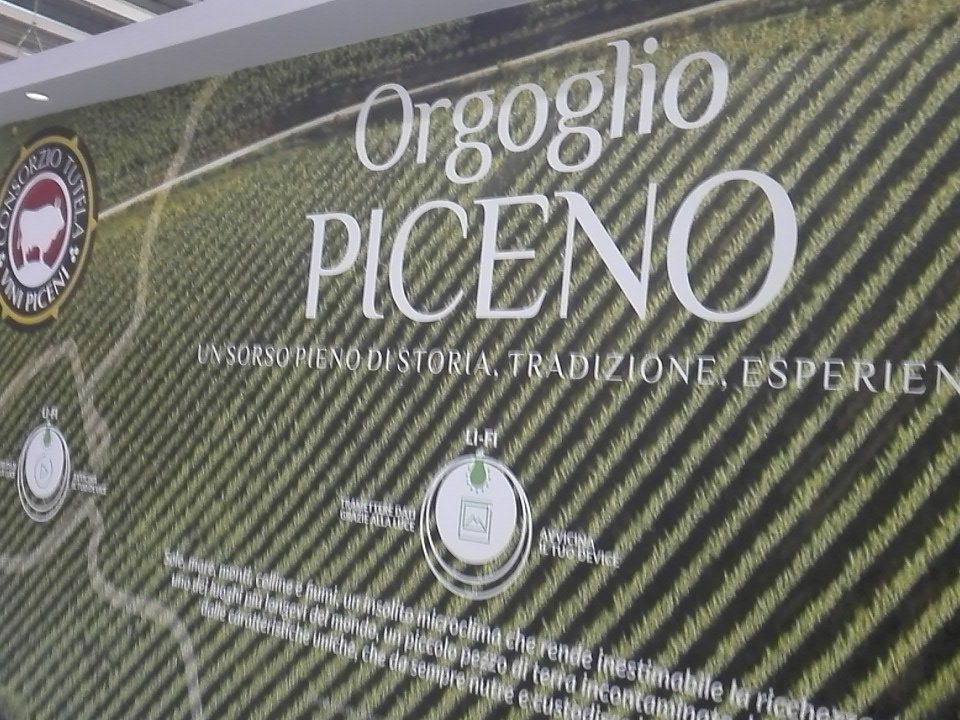 paoloigna1's tweet photo. In anteprima dove da domani @ToBe_srl  ospite di @ViniPiceni a #Vinitaly2016 farà partire progetto li-fi https://t.co/EOkyVabx1g