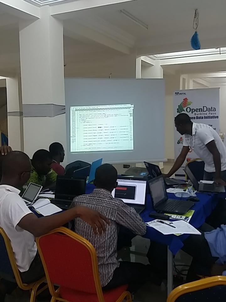 OpenDataBurkina's tweet photo. Codage de #NENDO2 expliqué par @konsamSaba. Avec @FranckDeSales @nabilbarro @KYOumar @Stefoy90 @kabconsi @mbakatre https://t.co/xbWVf51QEc
