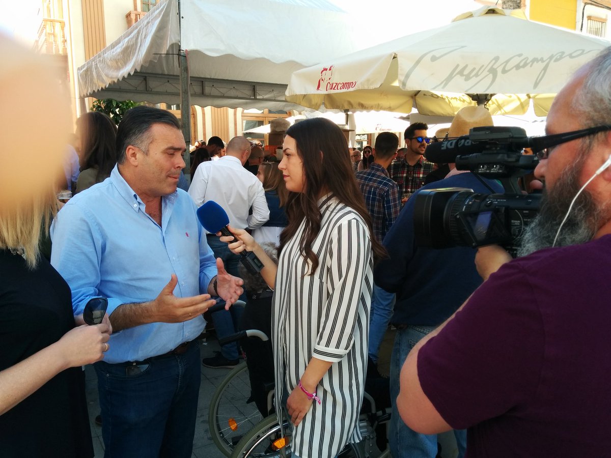 AytoLaPalmaCdo's tweet photo. Equipo prensa municipal haciendo reportaje en Muestra de Habas con Poleo,  pronto en Telepalma @MDMusica @MaartaGR https://t.co/mL1fg5djVo