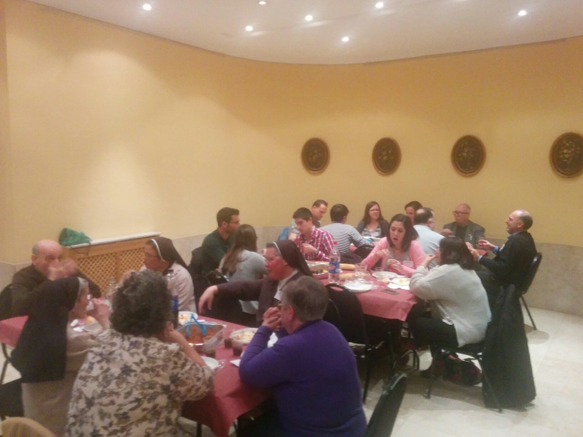 Karitsolidarios's tweet photo. Hora de comer con @LegantisSL. Lo esencial: las personas #Asamblea16 https://t.co/NMK0fmFE6a