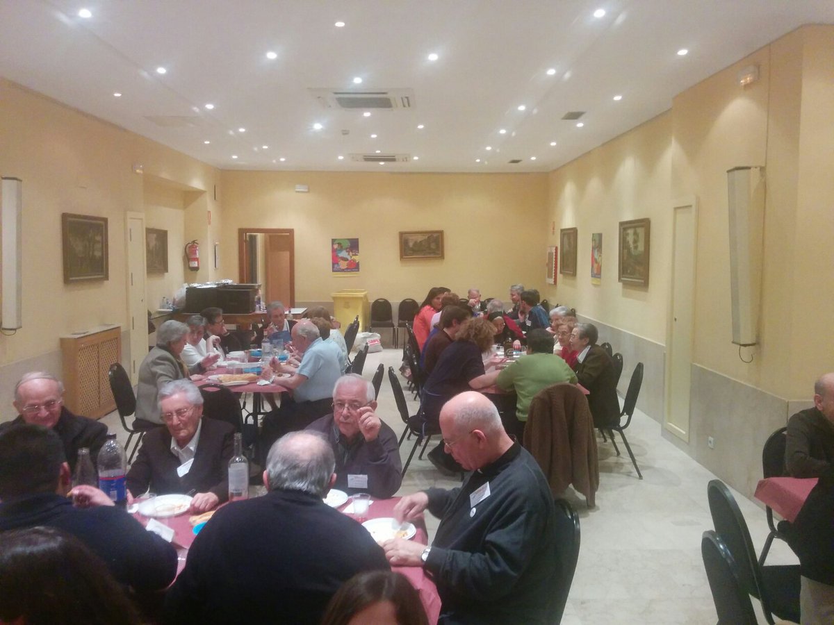 Karitsolidarios's tweet photo. Hora de comer con @LegantisSL. Lo esencial: las personas #Asamblea16 https://t.co/NMK0fmFE6a
