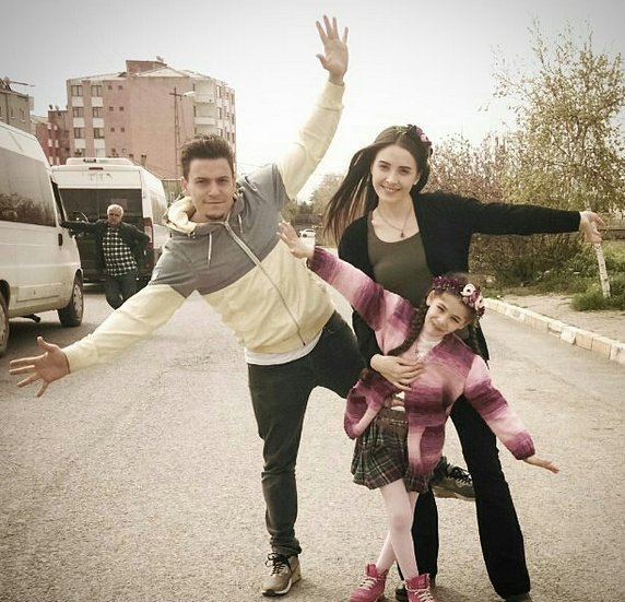 isabeladamla's tweet photo. Günaydııınnn 🙌🙌 İki çiçek 🌼🌸 bir böceek 🐞 😄😄 Selamat pagiiii https://t.co/XgXIVu5Iva