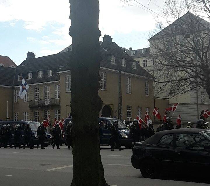 pegida_no's tweet photo. Pegida går af Grønningen , retning mod østerport #StopPegida https://t.co/sFZWw3DGjM