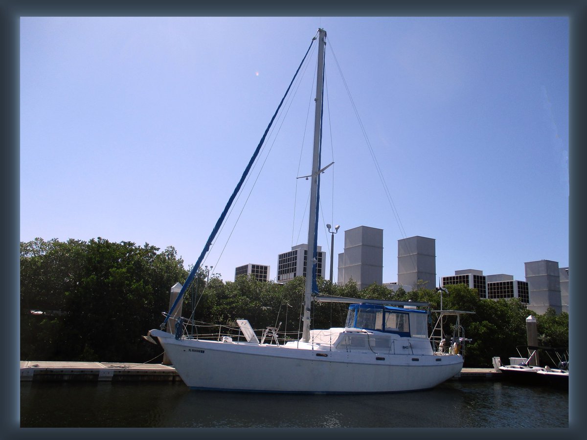 MasterTechie's tweet image. Now that I’m down to half days, four days a week. Semi-retirement agrees with me. Here’s my new office in St Pete.