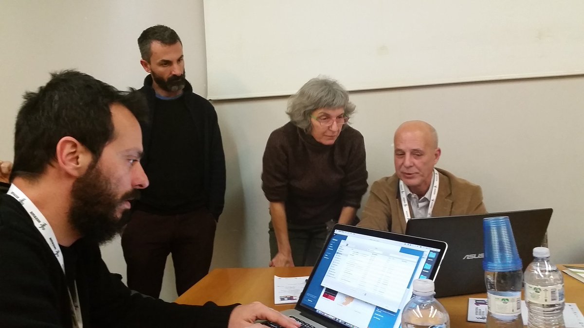 vito_salern's tweet photo. Grazie a @pedroelrey e al suo team #hackthemoney a #ijf16 - Esperienza molto formativa https://t.co/Oas5CXuUKG