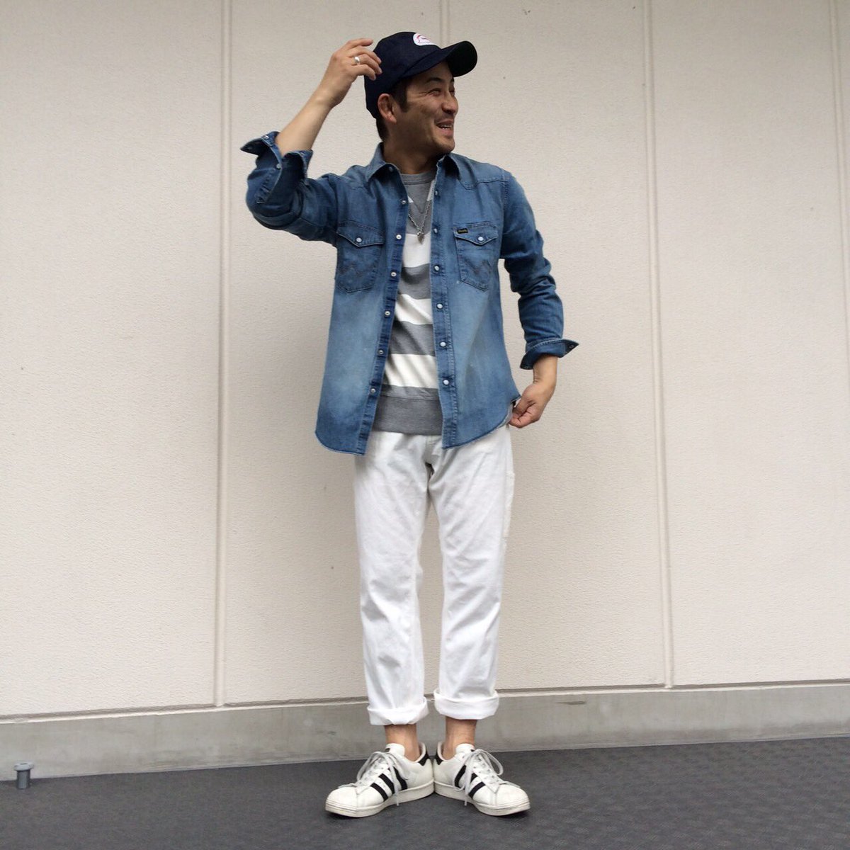 同じデニムシャツでもインとパンツを変えると全く違う雰囲気に〜✴︎