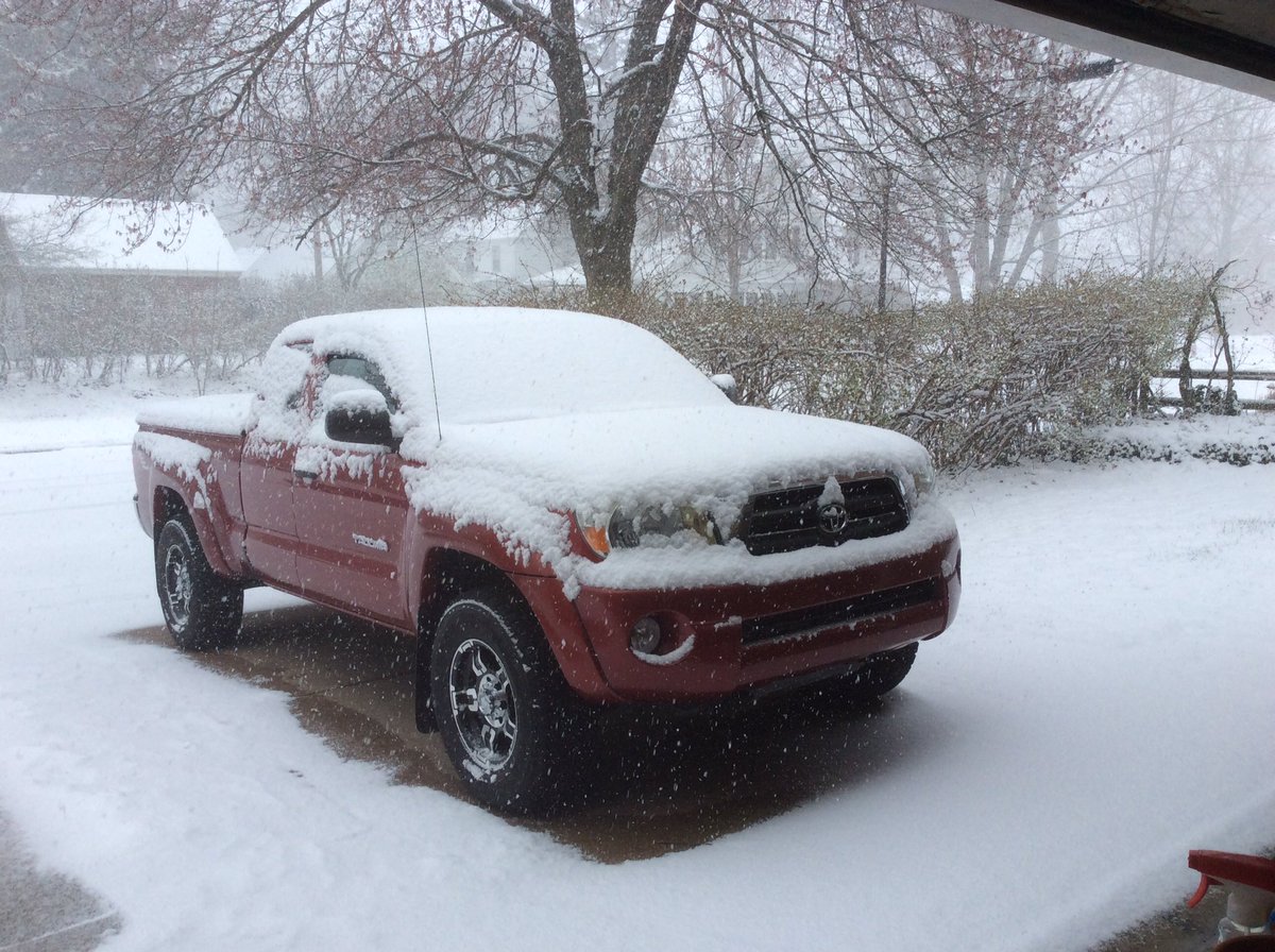 kentheduffer's tweet photo. #BlizzardinApril Don't you just love springtime? https://t.co/6AGyiRbYvg