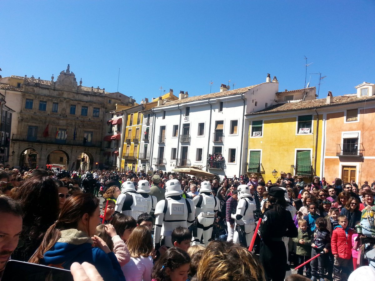 Las tropas imperiales de <a href="/legion501/">501st Legion - Spanish Garrison</a> desfilan por Cuenca. Acto benéfico para <a href="/ApacuCuenca/">Apacu</a>