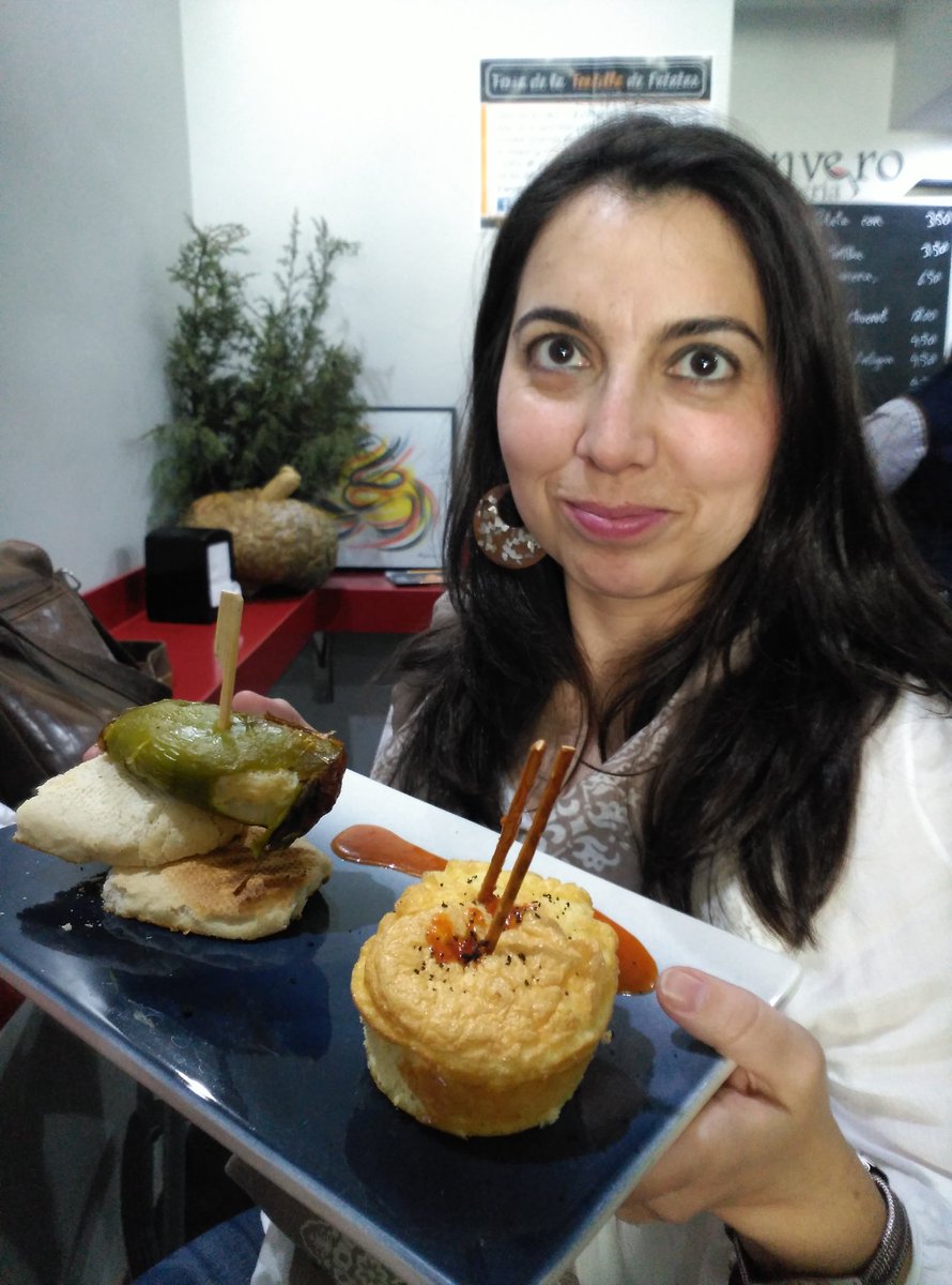 locarcri's tweet photo. #TortillaVvaSerena16 #VinateriaEnvero Ummm #mufflinde tortilla #pimientoverderellenodetortilla https://t.co/vdGJAtWGzn