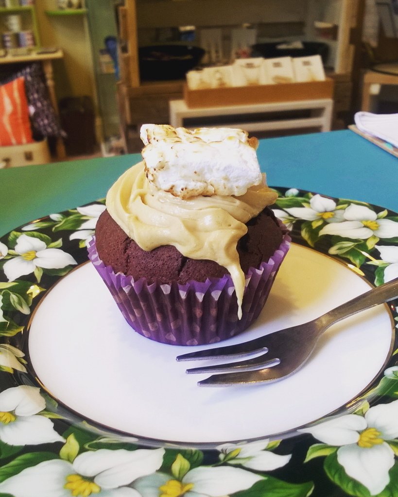 HandmadeNotts's tweet photo. Today's cupcake from @maltcross has marshmallow on top! #cake #cupcake #homemade #marshmal… https://t.co/G03QDnLYsF https://t.co/n6ViC6hCqN