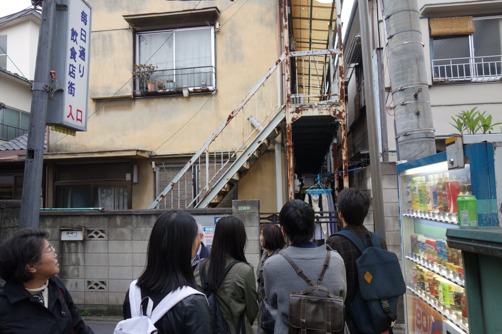 おざわ隊長 秘境写真家 北千住にあるボロアパート みんなで細い路地を探索して発見しました ボロアパートの定義はボロければボロい程良いわけでは無く 妙にリアルな生活感が感じられるかに赴きを置いているそうです 違ってたらごめんなさい ボ性連