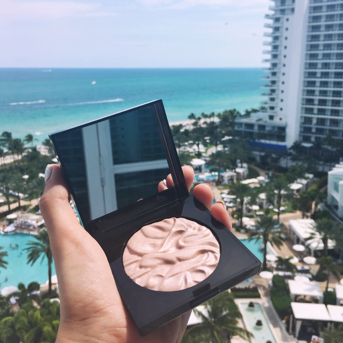 LauraMercier's tweet photo. Fair skin but still want the sunny glow: Face Illuminator in Devotion! New at @Sephora https://t.co/ZCQkaKFMQA https://t.co/JXIbbw8I0N