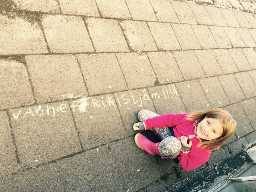 Krítað í góða veðrinu.