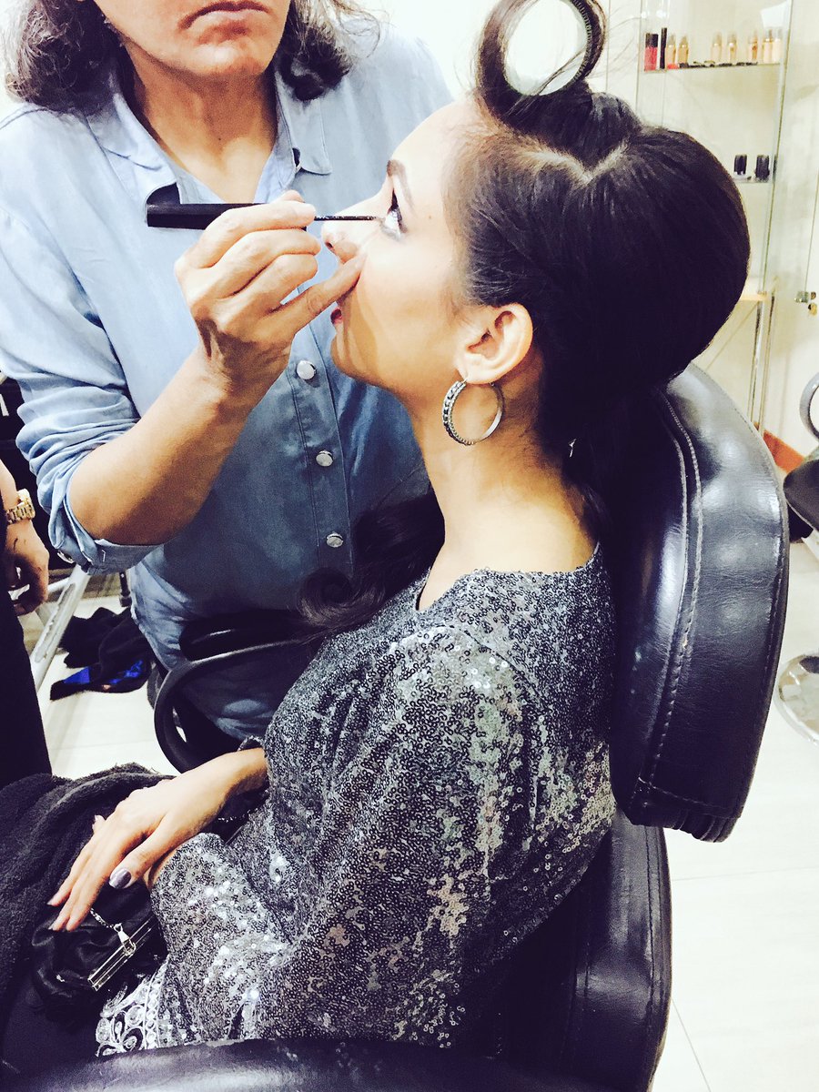 shumjaffer's tweet photo. @Oh_My_Mascara is getting ready @masarratmakeup for #FPW16 #Day3 #mmmakeover #mmmakeup https://t.co/78I3uJwEJJ