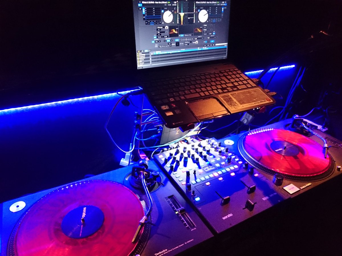 Blue Belton En Twitter 先日設置したブースの青いライトがいい味出してますね ブルーベルトン 新しい Djブース カッコイイと思ったらrt クラブ ディスコ T Co J5yuexplyv