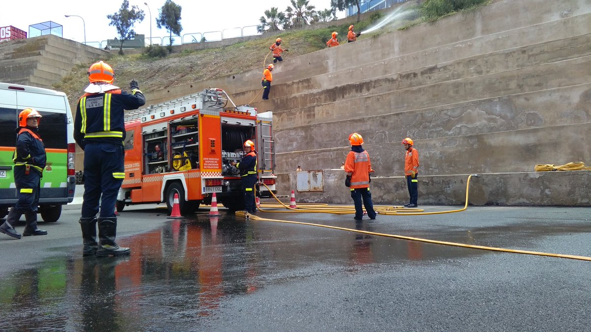 PCARUCAS's tweet photo. Durante la mañana @PCARUCAS realiza practicas #Exticion junto a nuestros compañeros @ProteCivilLPA #Formacion https://t.co/6xjROxMZW6