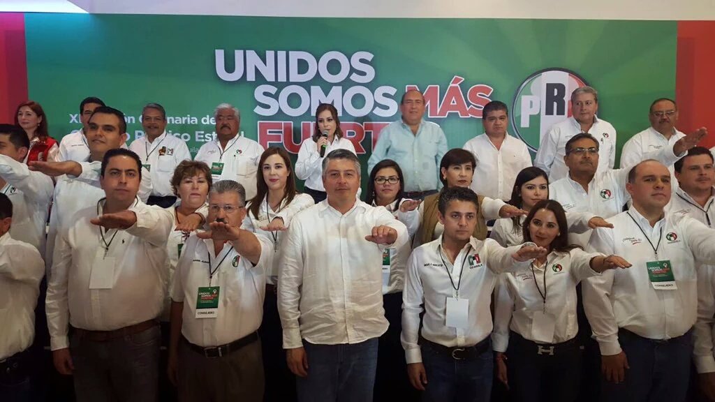 lilyrcortes's tweet photo. Tomando protesta como parte de la Comision Estatal de Procesos Internos del @PRICoahuila  #UnidosSomosMasFuertes https://t.co/RJf8DLQnso